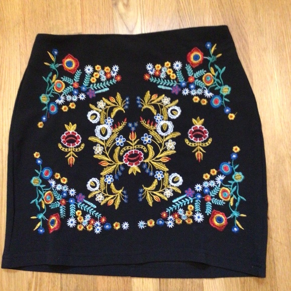 Women’s Embroidered Mini Skirt in Black Floral Combo Sz S NWT - Picture 5 of 7
